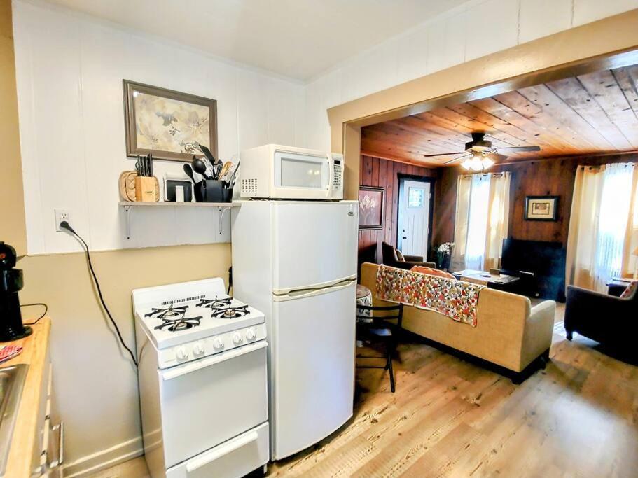 Holiday home #04-adorable Large 1 Bedroom Lakeside Cottage- Pet Friendly