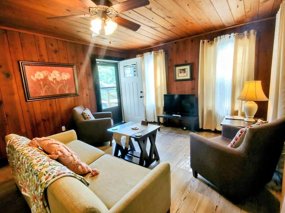 #04-adorable Large 1 Bedroom Lakeside Cottage- Pet Friendly Holiday home
