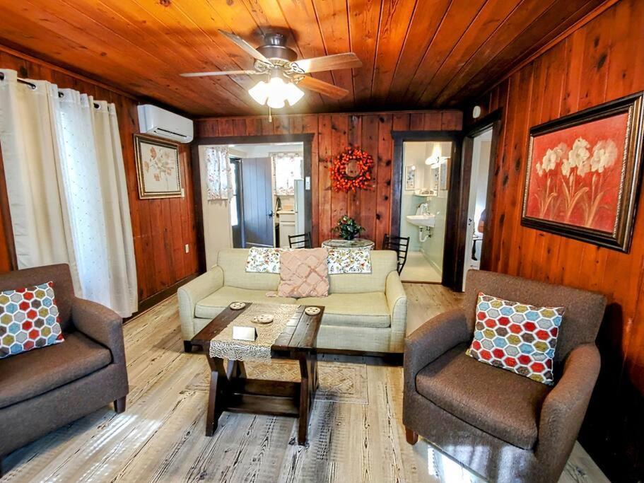 #04-adorable Large 1 Bedroom Lakeside Cottage- Pet Friendly Holiday home