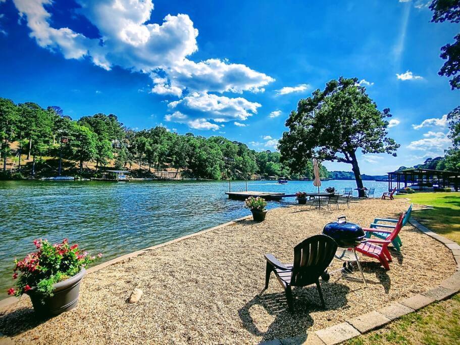 #05 - Lakefront Two Bedroom Cottage- Pet Friendly Holiday home