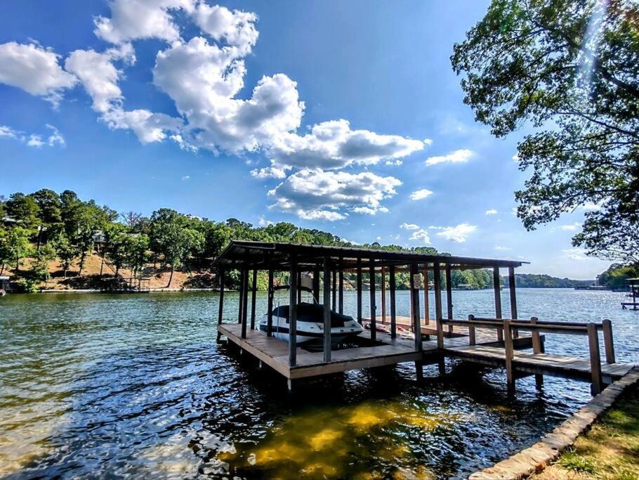 #05 - Lakefront Two Bedroom Cottage- Pet Friendly Holiday home Hot Springs