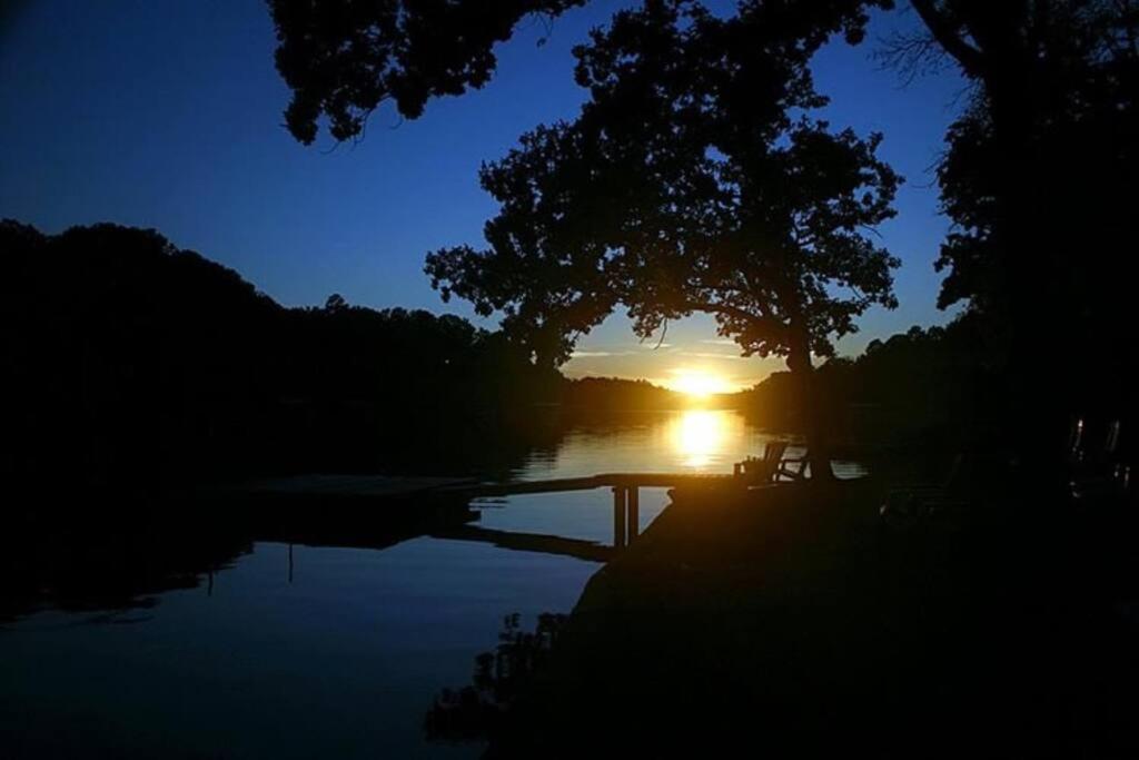 #05 - Lakefront Two Bedroom Cottage- Pet Friendly Holiday home *