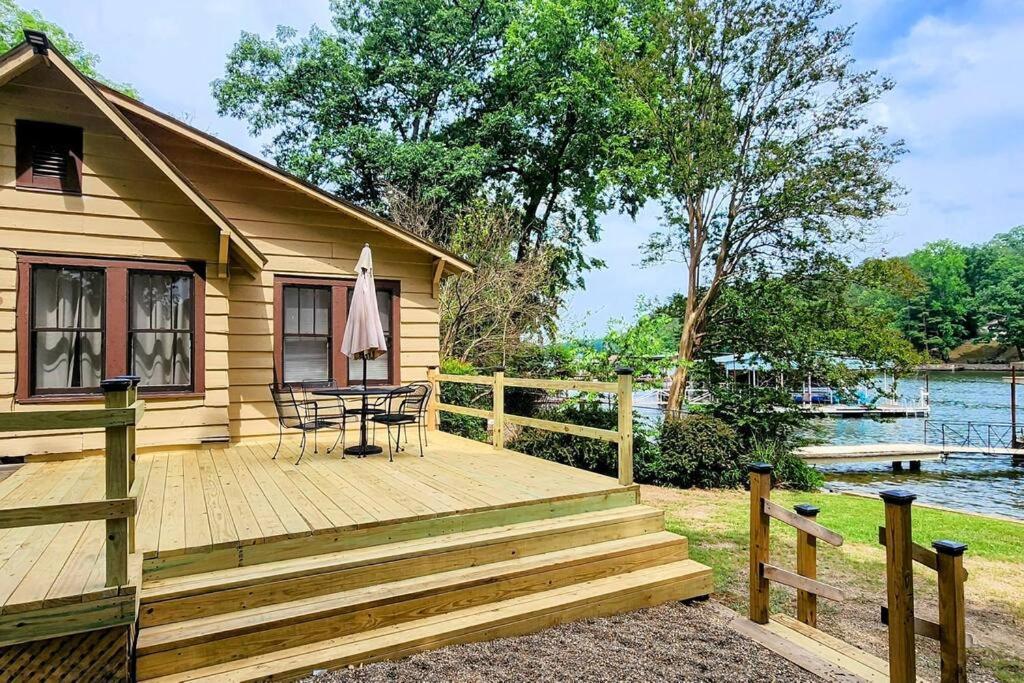 #05 - Lakefront Two Bedroom Cottage- Pet Friendly Holiday home