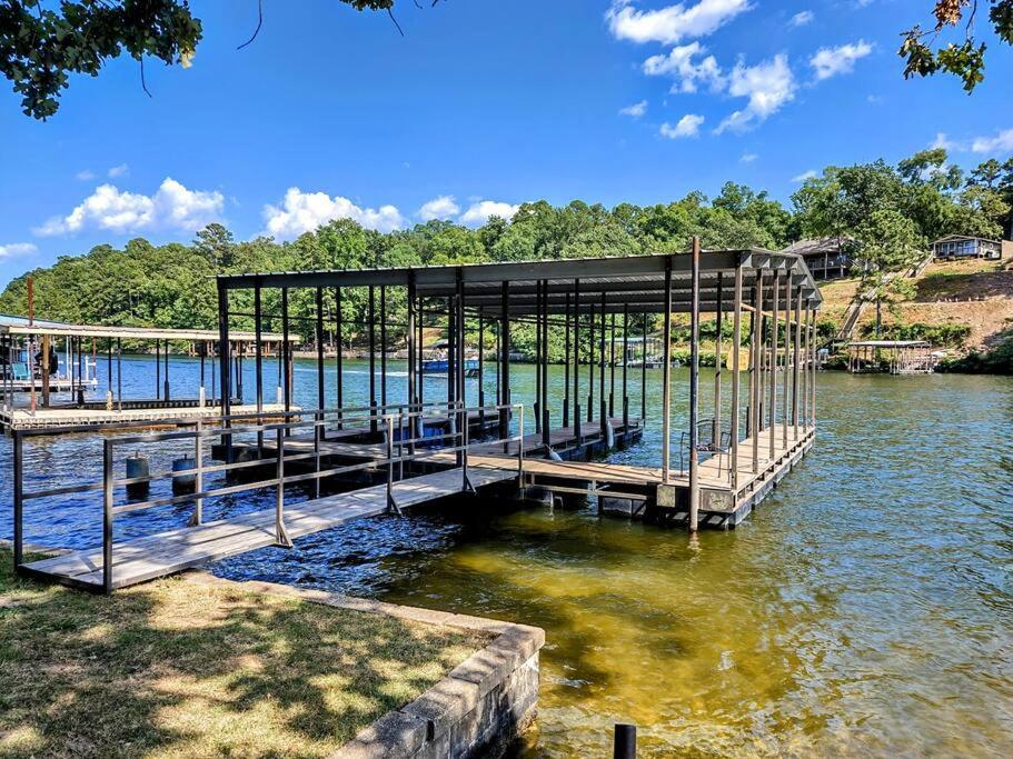 Holiday home #05 - Lakefront Two Bedroom Cottage- Pet Friendly