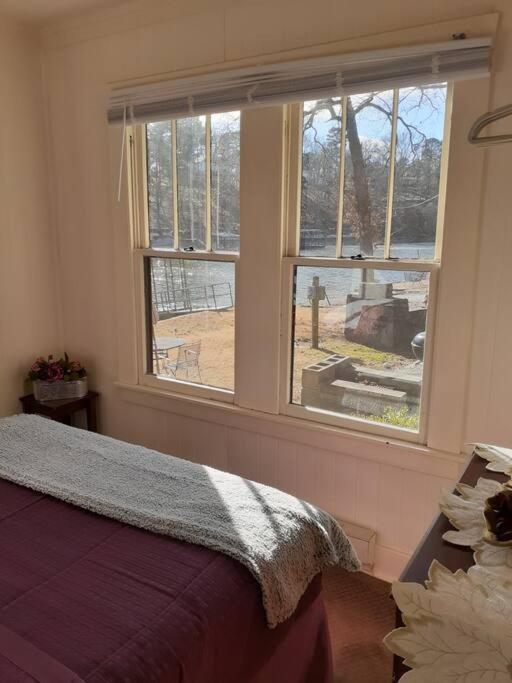 Holiday home #05 - Lakefront Two Bedroom Cottage- Pet Friendly *