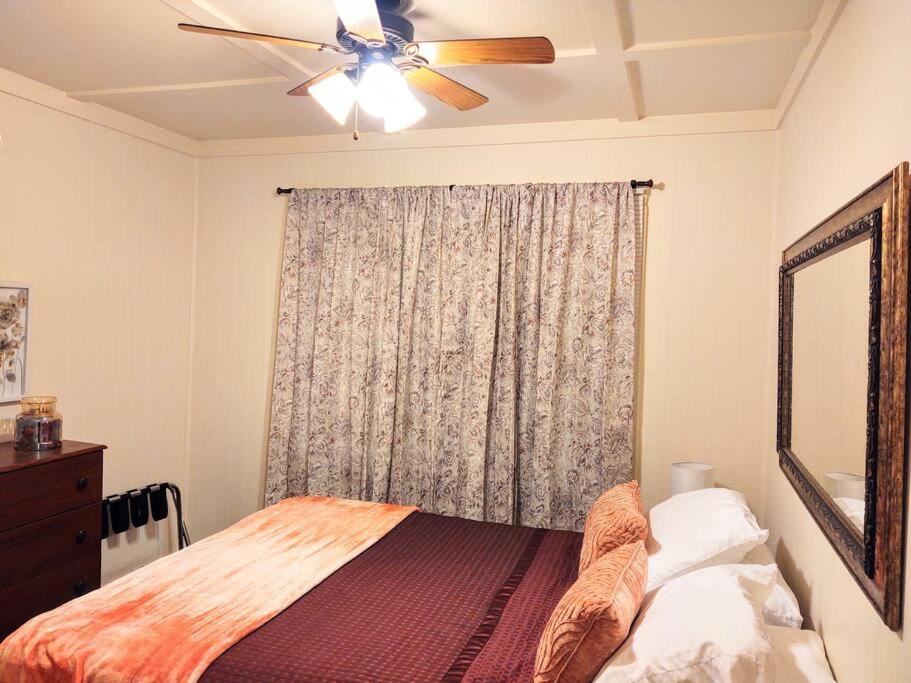 #05 - Lakefront Two Bedroom Cottage- Pet Friendly Holiday home *