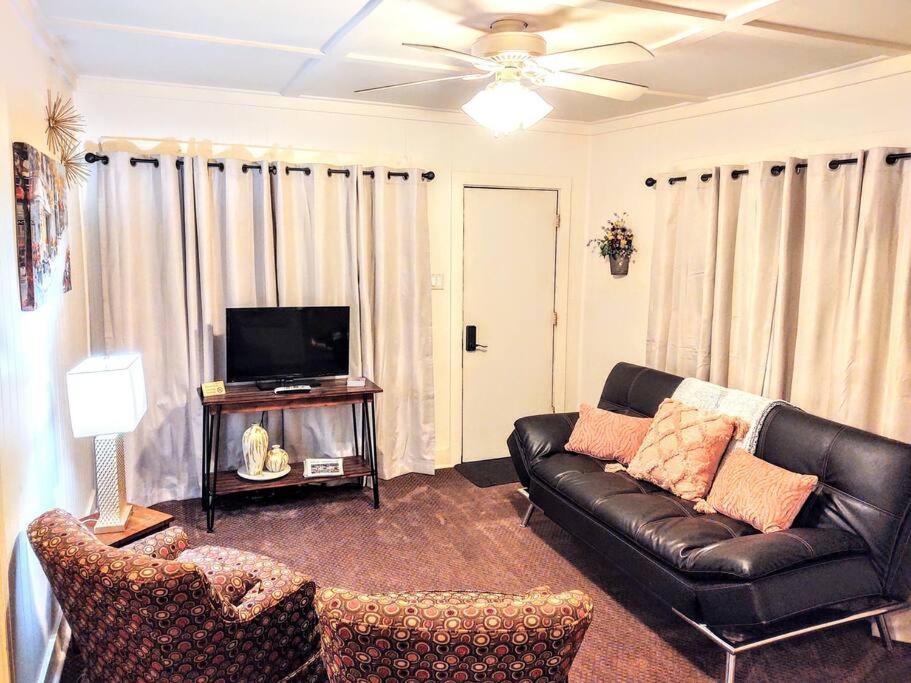 #05 - Lakefront Two Bedroom Cottage- Pet Friendly Holiday home Hot Springs