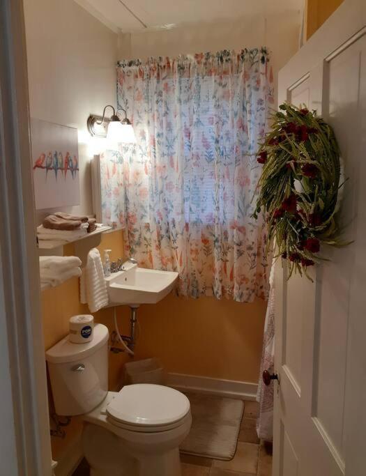 Holiday home #05 - Lakefront Two Bedroom Cottage- Pet Friendly *