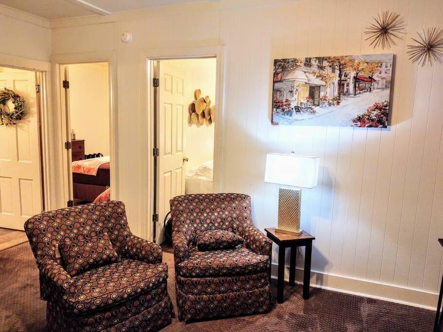 #05 - Lakefront Two Bedroom Cottage- Pet Friendly * Hot Springs