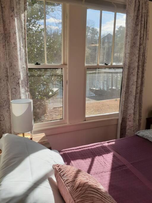 #05 - Lakefront Two Bedroom Cottage- Pet Friendly * Hot Springs