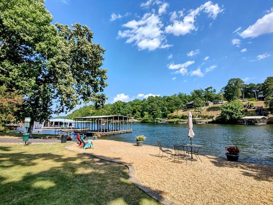 #05 - Lakefront Two Bedroom Cottage- Pet Friendly Hot Springs