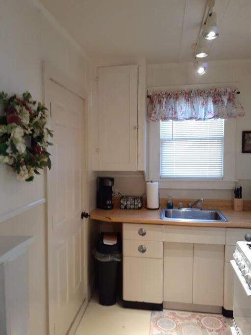 Holiday home #05 - Lakefront Two Bedroom Cottage- Pet Friendly Hot Springs