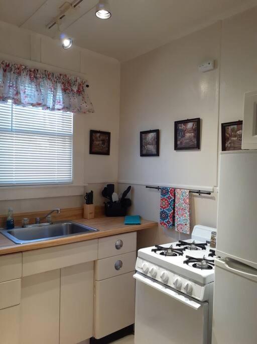 Holiday home #05 - Lakefront Two Bedroom Cottage- Pet Friendly *