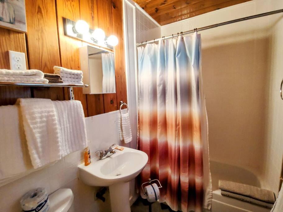 Holiday home #07 - Lakeview One Bedroom Cottage-pet Friendly *