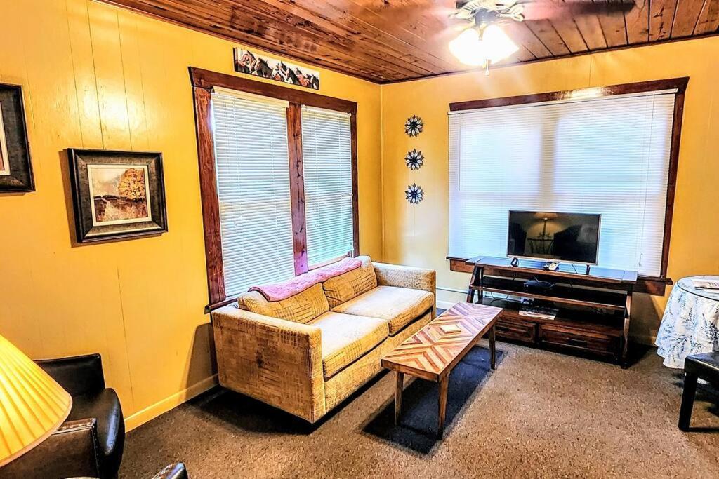 #08 - One Bedroom Lakeview Cottage-pet Friendly *