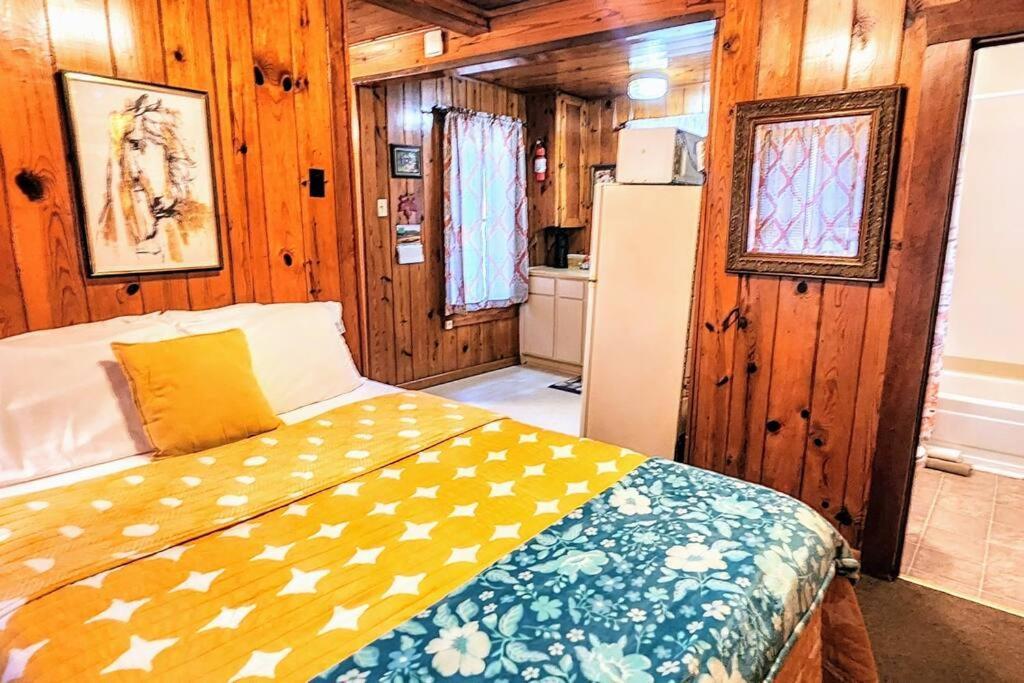 #08 - One Bedroom Lakeview Cottage-pet Friendly