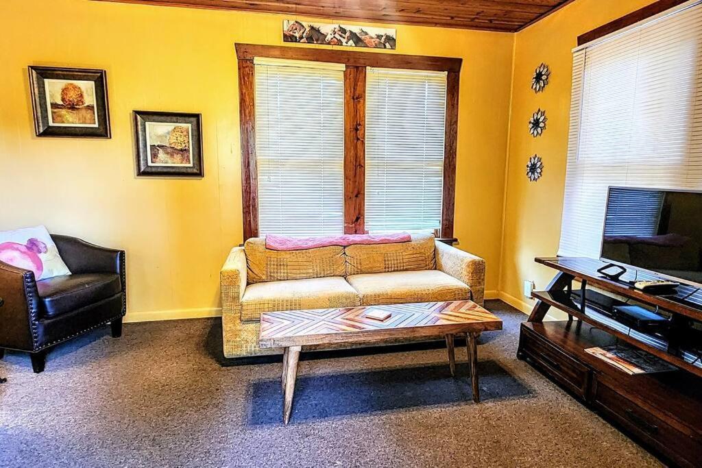 #08 - One Bedroom Lakeview Cottage-pet Friendly *