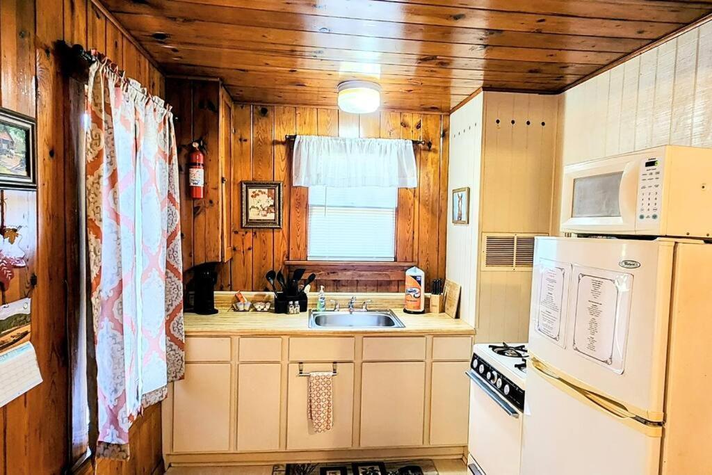 #08 - One Bedroom Lakeview Cottage-pet Friendly