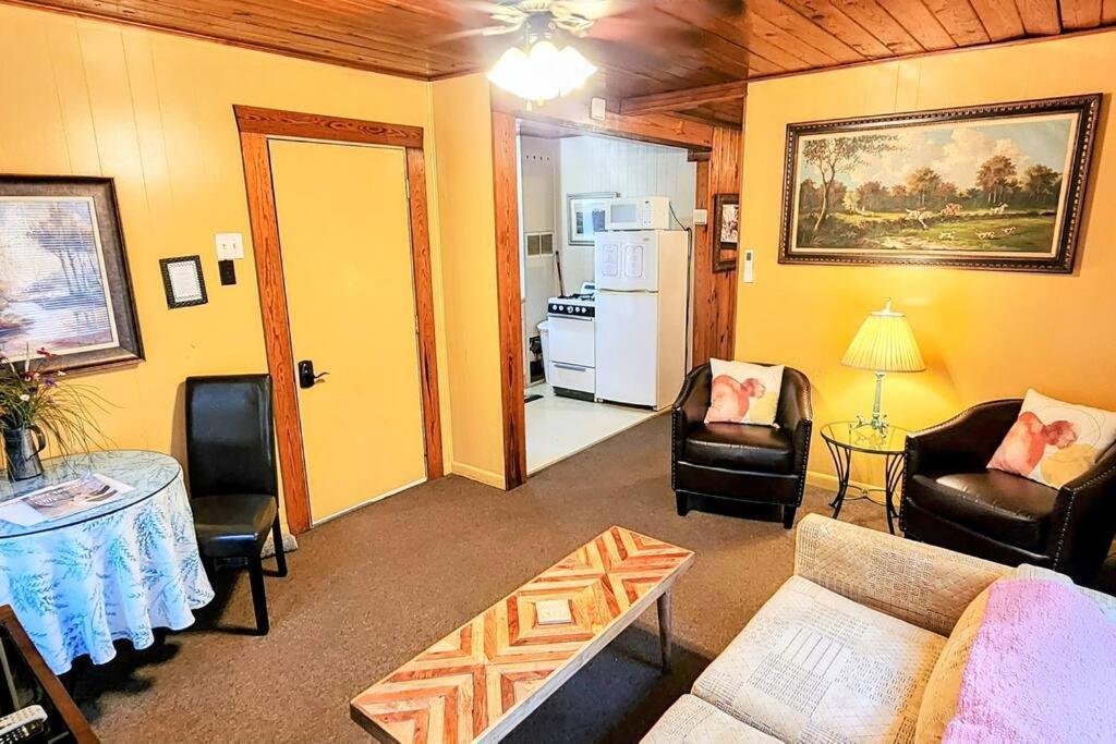 Holiday home #08 - One Bedroom Lakeview Cottage-pet Friendly Hot Springs