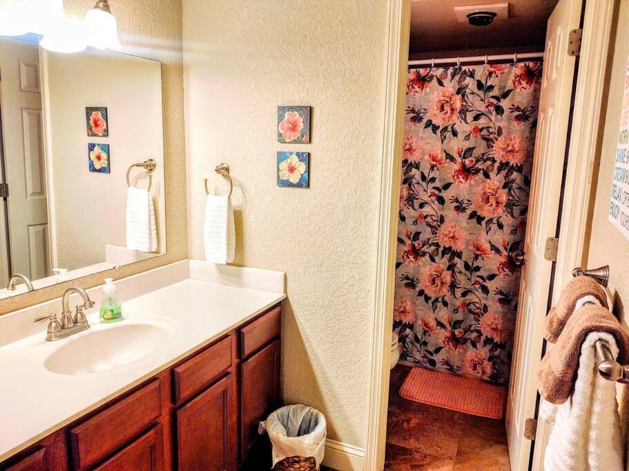Spacious Lakeside Country Getaway! Holiday home