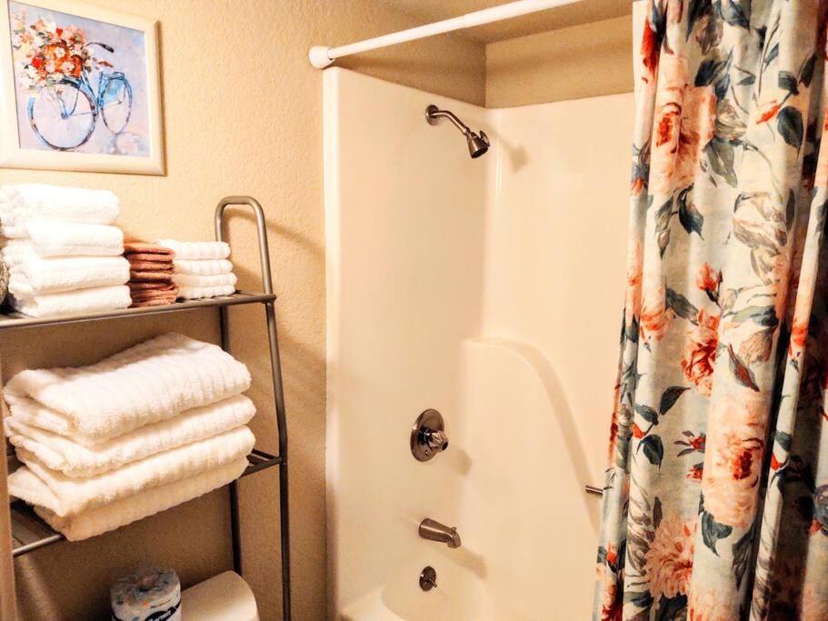 Spacious Lakeside Country Getaway! * Hot Springs