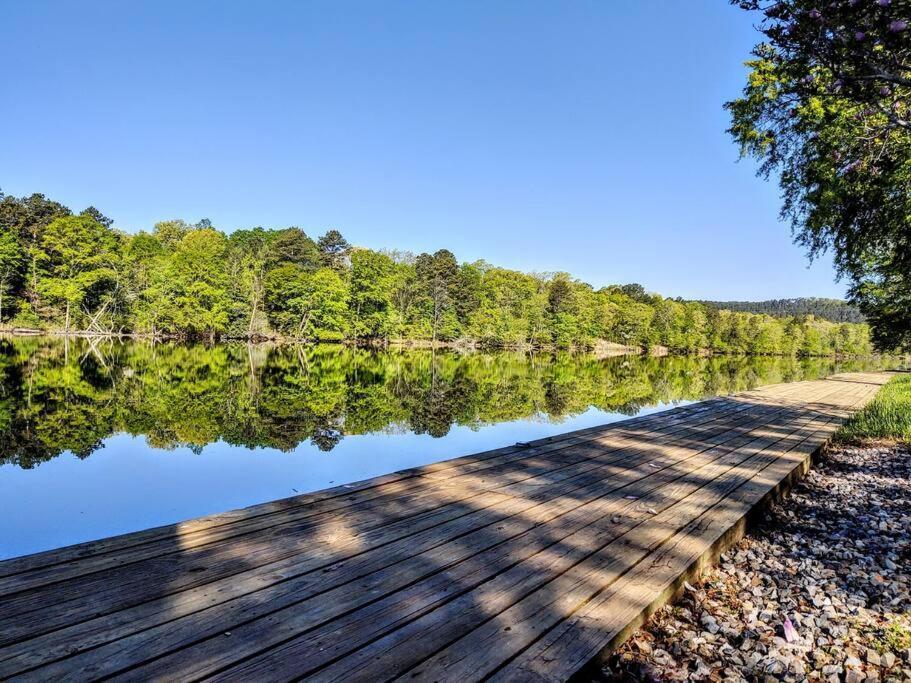 Spacious Lakeside Country Getaway! Holiday home Hot Springs