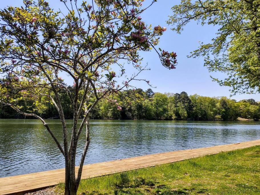 Spacious Lakeside Country Getaway! Hot Springs