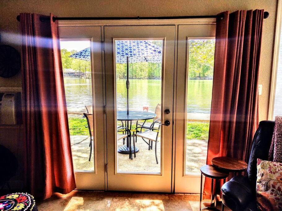 Spacious Lakeside Country Getaway! Holiday home *