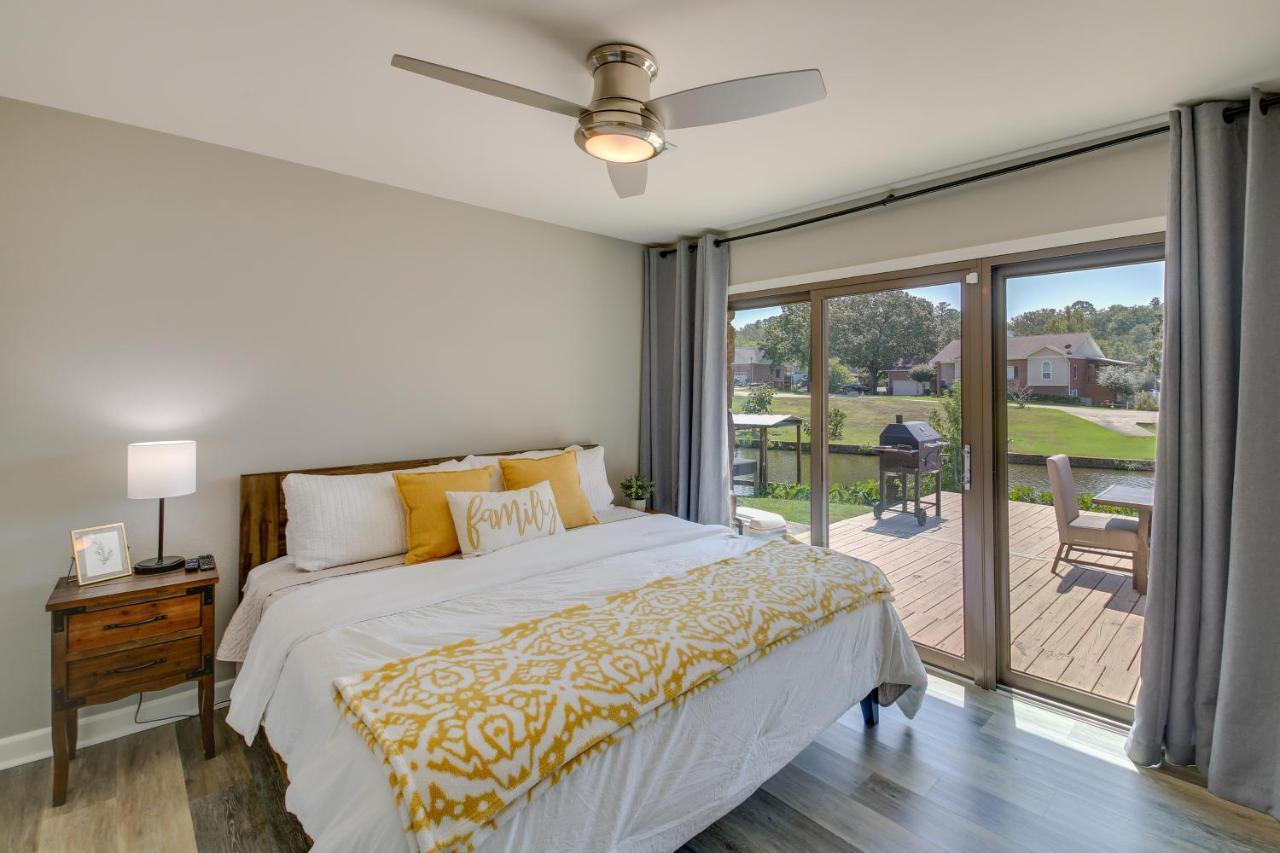 Peaceful Deck With Water Views! Holiday home Hot Springs