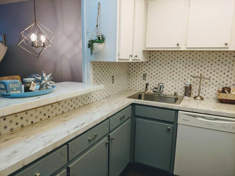 Perfect Couples Retreat - Close To Amenities Apartment *