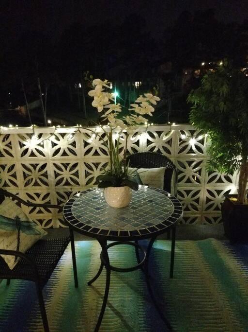 Perfect Couples Retreat - Close To Amenities Apartment *
