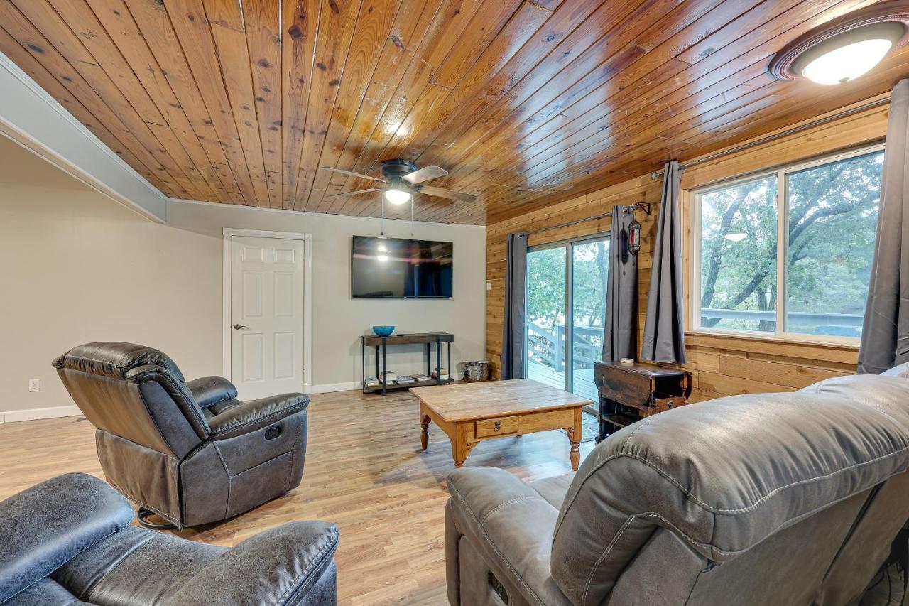 Spacious Lakehouse On Hamilton!