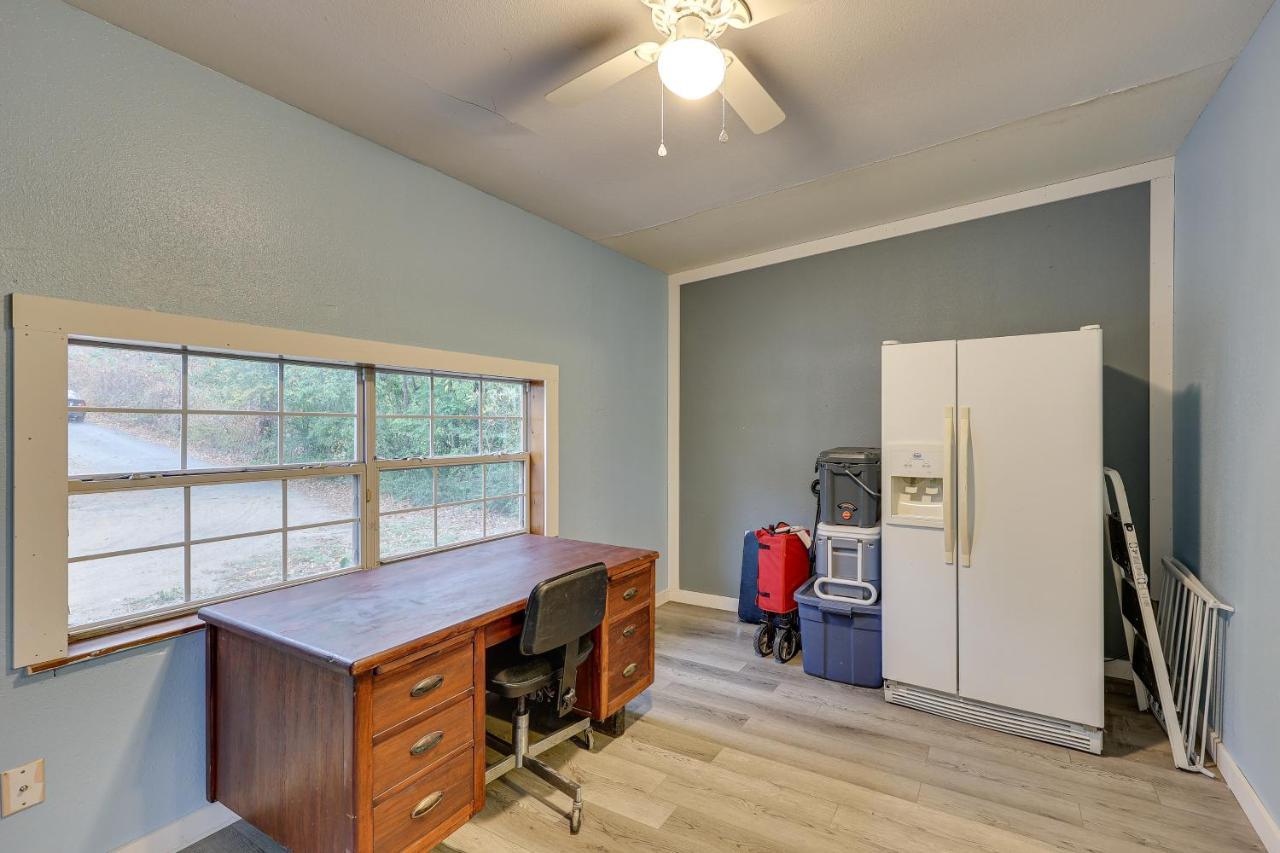 Spacious Lakehouse On Hamilton!