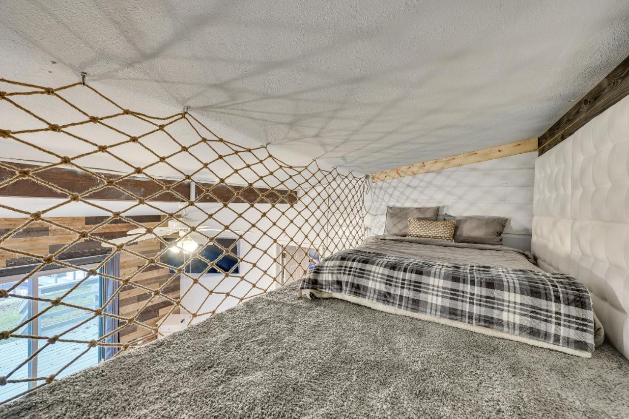 Spacious Lakehouse On Hamilton!