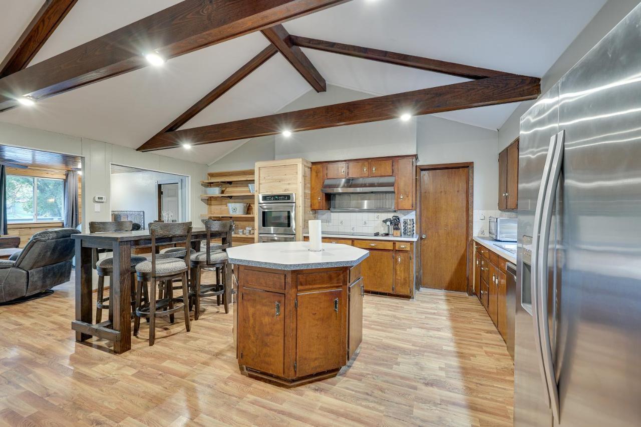 Spacious Lakehouse On Hamilton! *