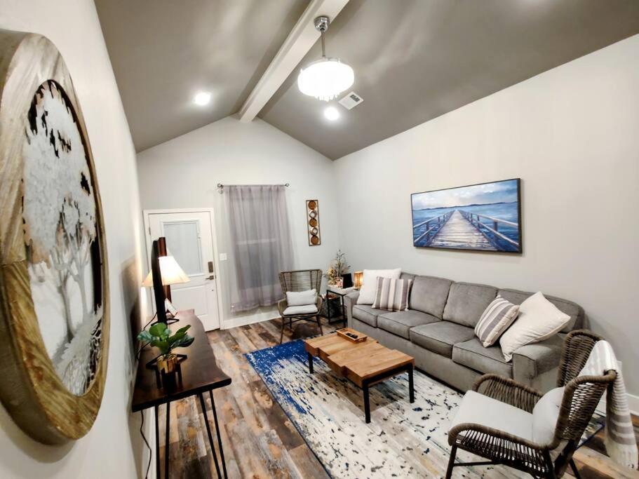 Duplex Lakeview A - 10 Minutes To Oaklawn Racing & Gaming