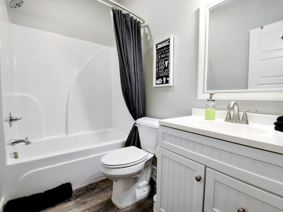 Duplex Lakeview A - 10 Minutes To Oaklawn Racing & Gaming Holiday home *