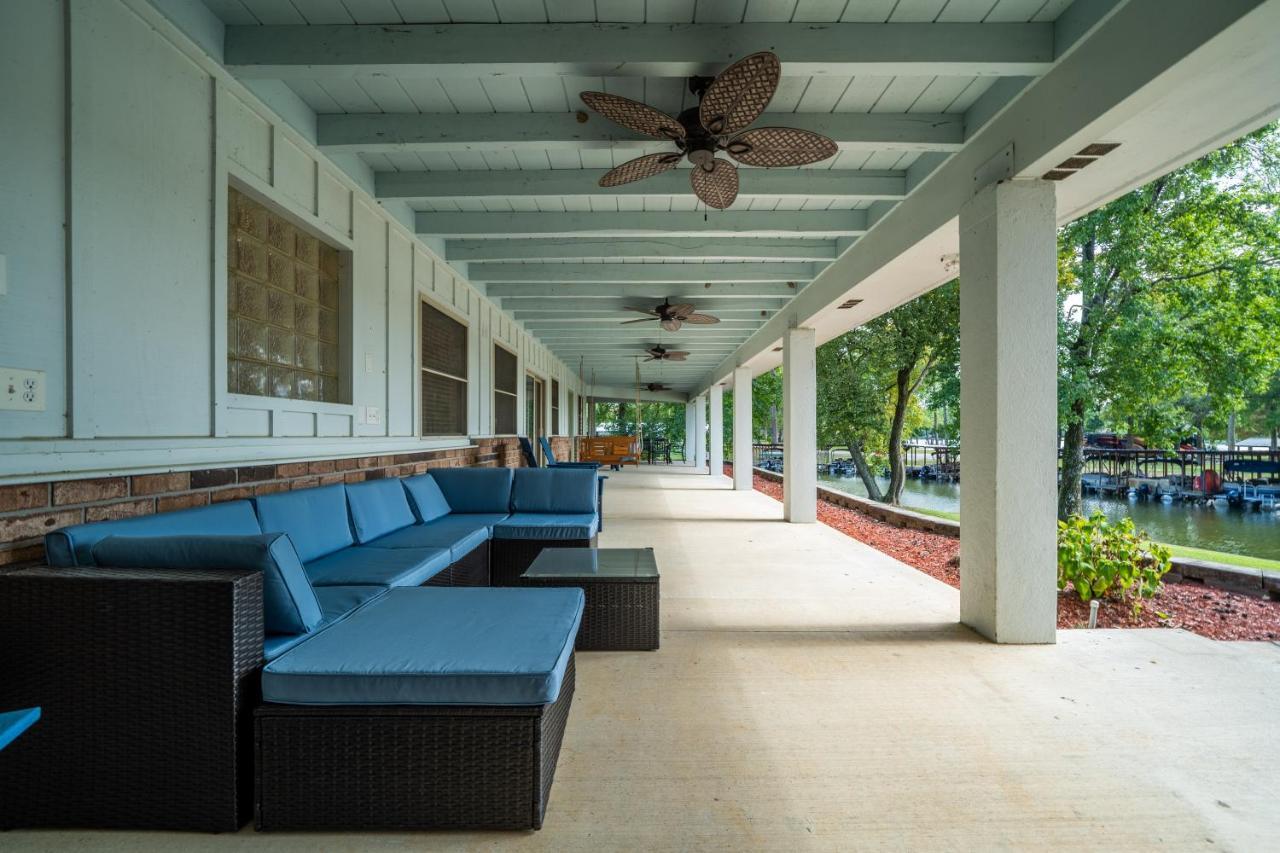 Holiday home Stunning Luxury Lakefront Lodge! 8 Brs! Sleeps 32! *