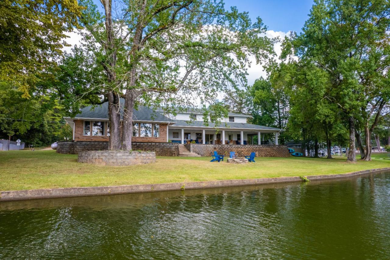 Holiday home Stunning Luxury Lakefront Lodge! 8 Brs! Sleeps 32!