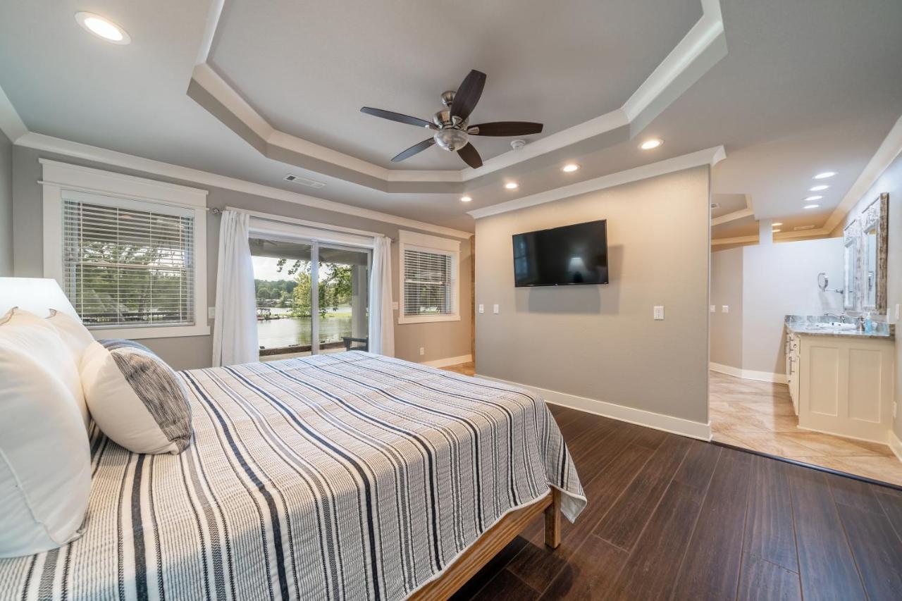 Stunning Luxury Lakefront Lodge! 8 Brs! Sleeps 32! *