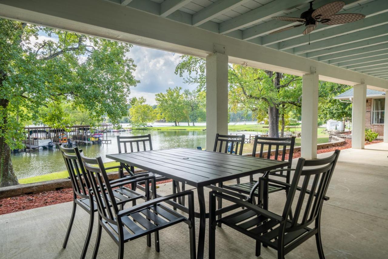 Stunning Luxury Lakefront Lodge! 8 Brs! Sleeps 32! Holiday home *