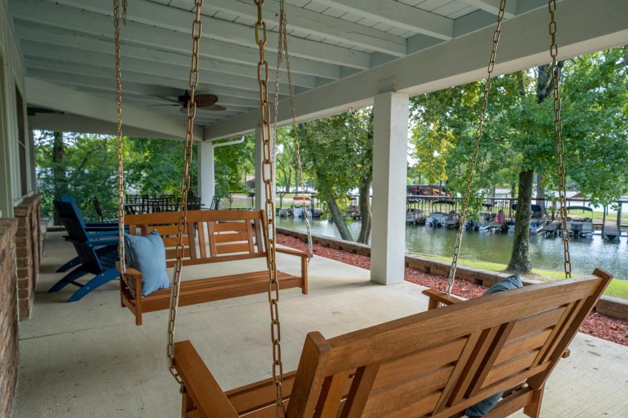 Holiday home Stunning Luxury Lakefront Lodge! 8 Brs! Sleeps 32!