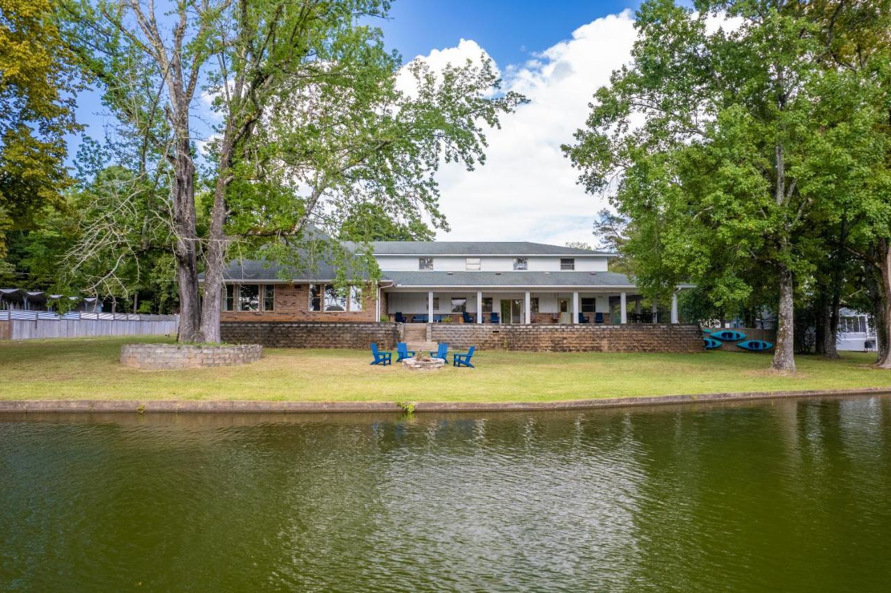 Stunning Luxury Lakefront Lodge! 8 Brs! Sleeps 32! Holiday home