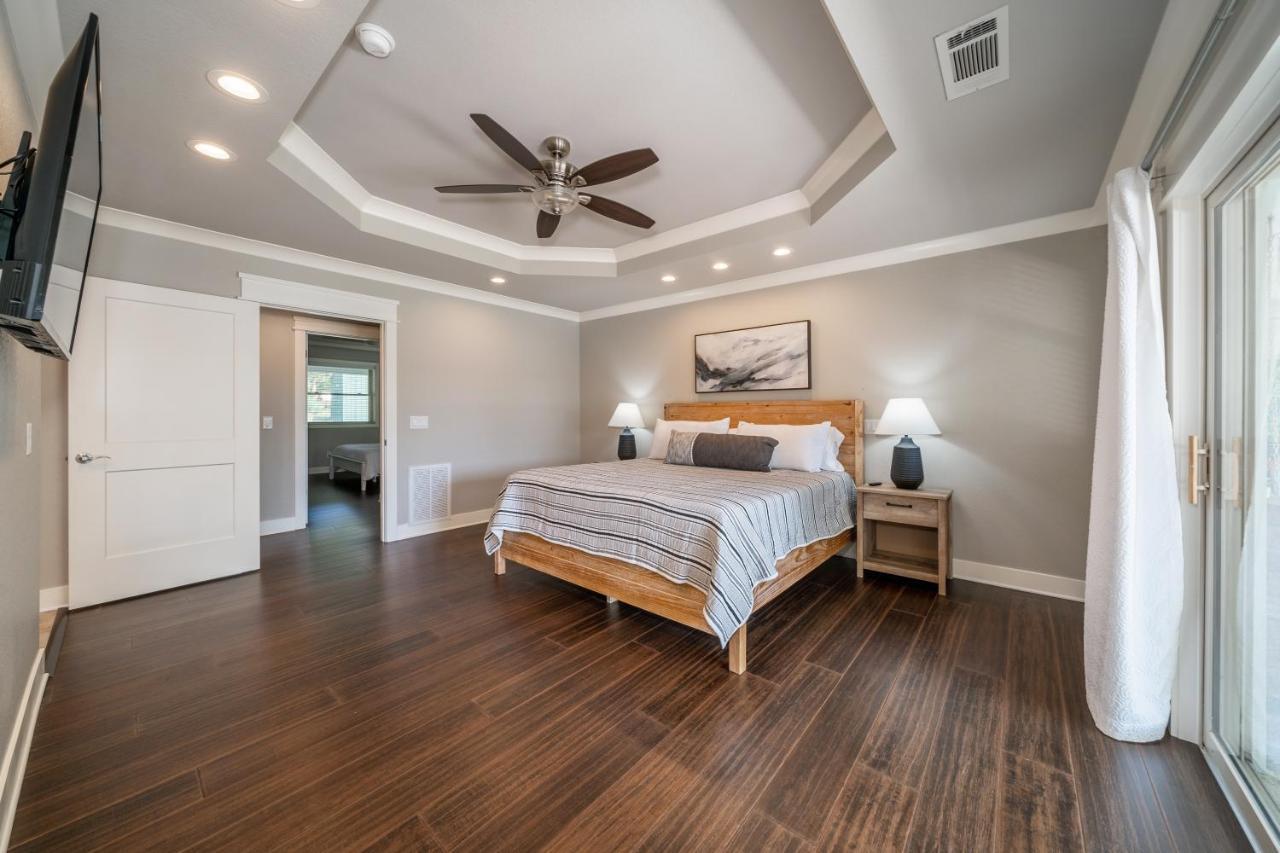 Stunning Luxury Lakefront Lodge! 8 Brs! Sleeps 32!