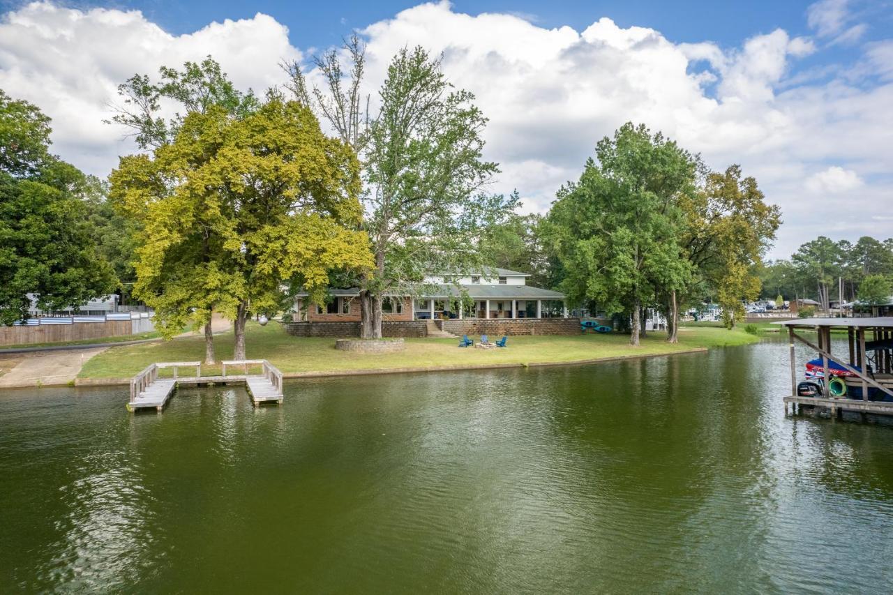 Holiday home Stunning Luxury Lakefront Lodge! 8 Brs! Sleeps 32! *
