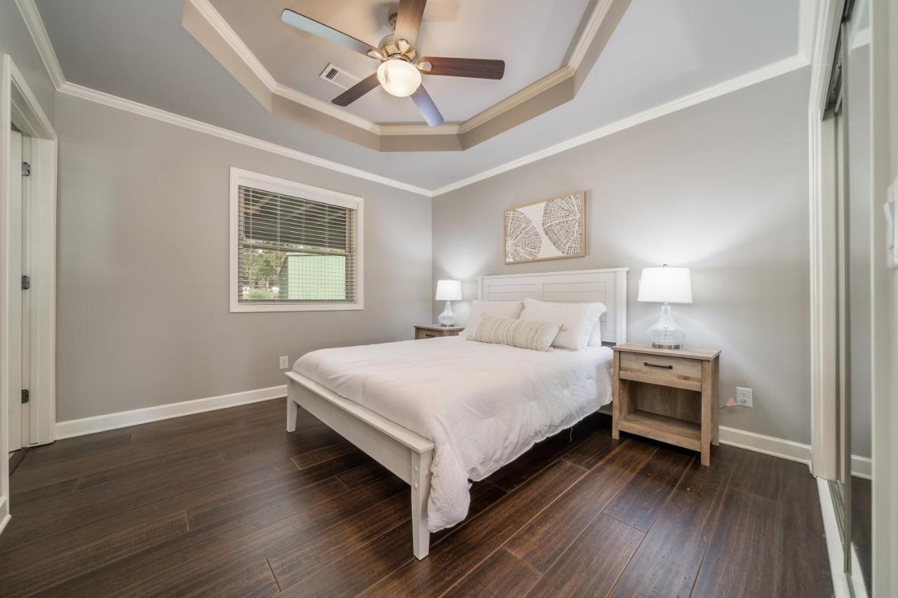 Stunning Luxury Lakefront Lodge! 8 Brs! Sleeps 32! *
