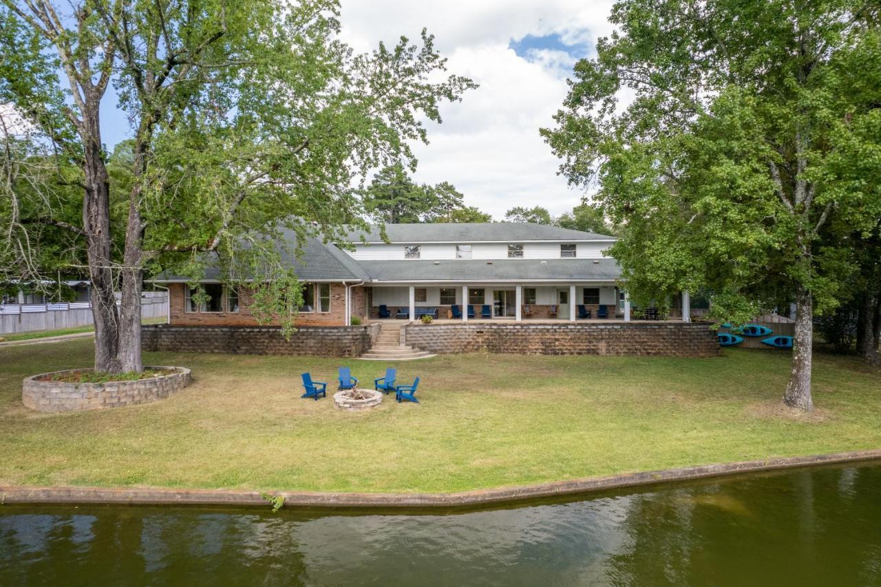 Stunning Luxury Lakefront Lodge! 8 Brs! Sleeps 32! Holiday home *