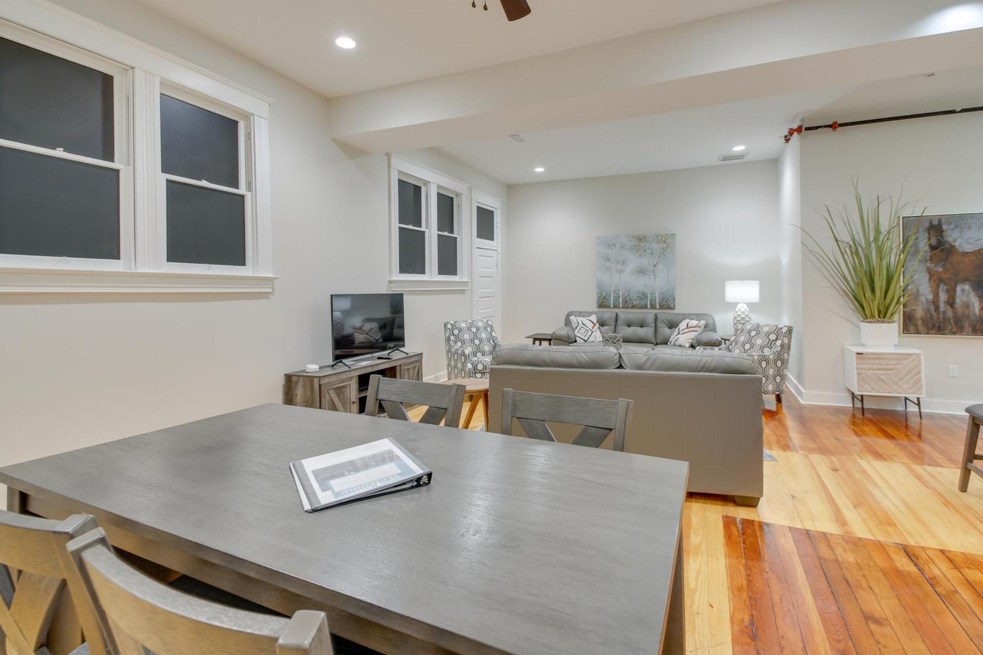 Spacious Downtown Vacation Rental! Apartment Hot Springs