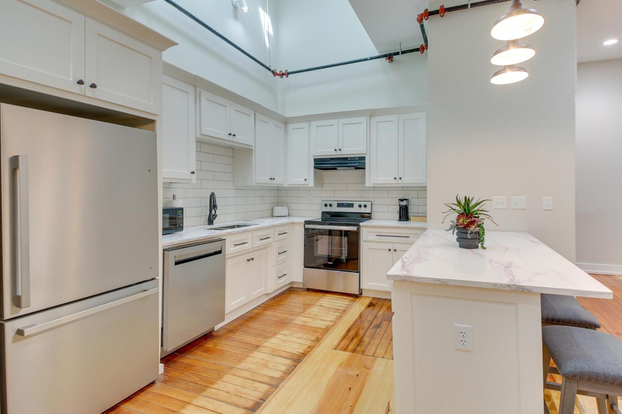 Spacious Downtown Vacation Rental! Apartment *