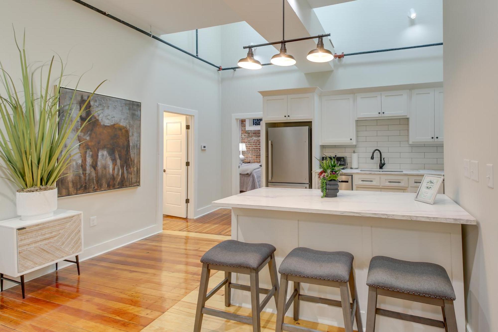 Apartment Spacious Downtown Vacation Rental! *